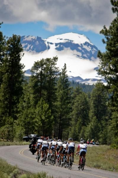 The women head towards the finishing climb.