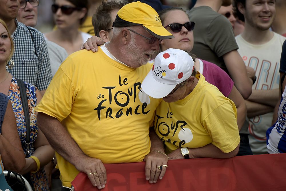 Tour de France fans flock to the Lepelenburg Park to see the team presentation