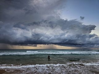 Braving the Storm | © Liz Irwig |The Smartphone Weather Photographer of the Year Winner