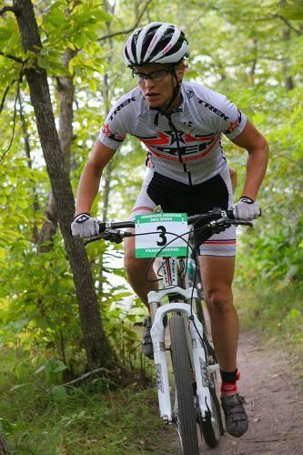 Sara Kylander-Johnson (Trek-Co-op) giving chase