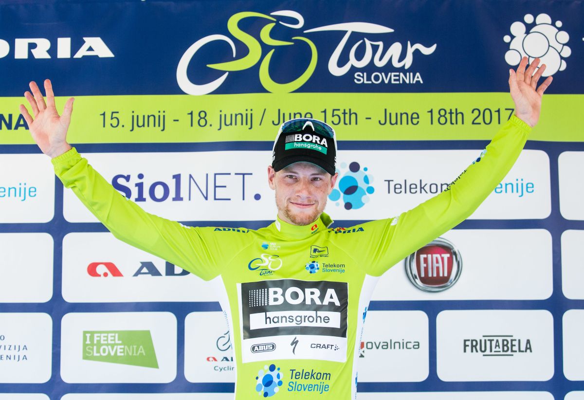Sam Bennett (Bora-Hansgrohe) in the leader's jersey
