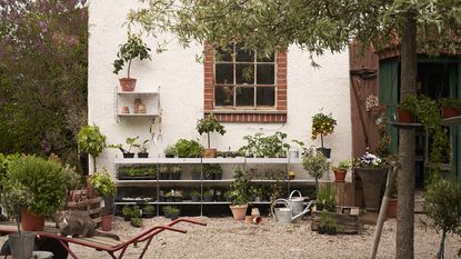 Open-shelving in the garden