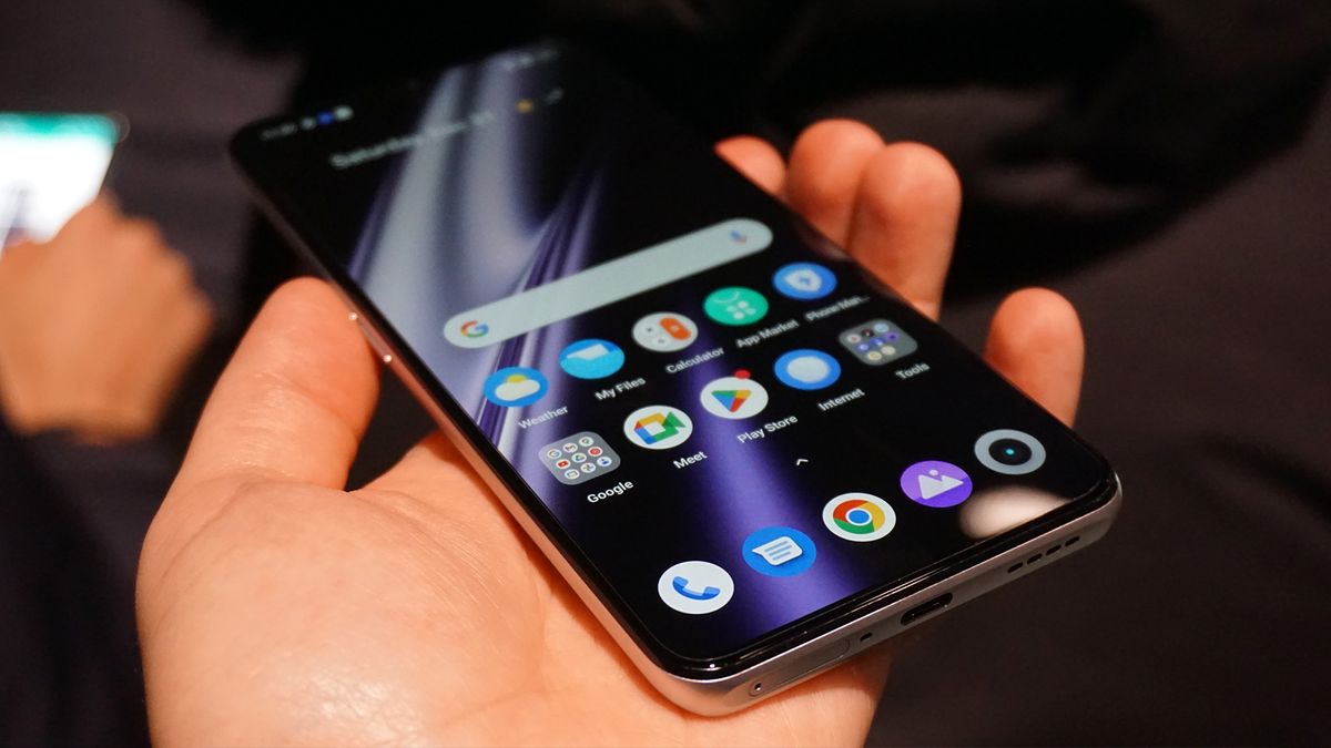 Realme GT 3 hands-on front angled