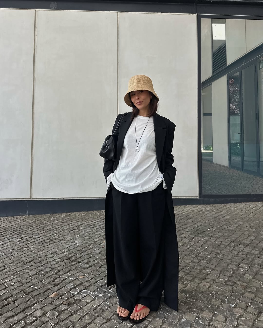 Woman wearing a lazy summer layering outfit idea.