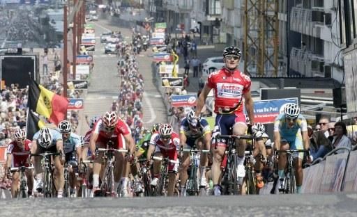 Andre Greipel (Lotto Belisol) makes it two in a row in the Tour of Belgium with his second stage win in as many days.