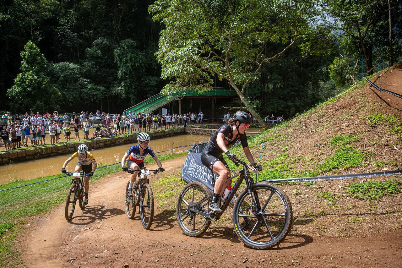 Anne Terpstra (Ghost Factory Racing) leads Loana Lecomte (Canyon Cllctv) and Rebecca McConnell (Primaflor Mondraker Genuins)