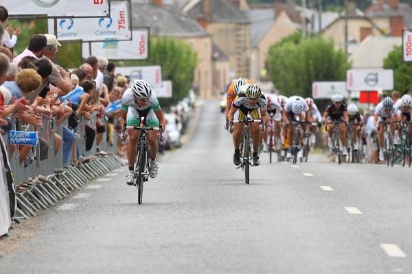 Marianne Vos (Nederland Bloeit) is already looking around with 50 metres to go - she had a clear lead as she approached the finish. Vos won ahead of Ina Yoko Teutenberg (HTC - Columbia Women) and race leader Annemiek Van Vleuten (Nederland Bloeit).