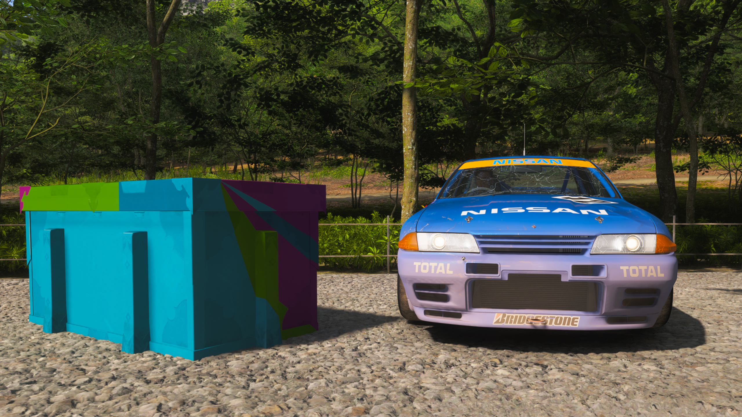 Forza Horizon 6 Ohtani Treasure Hunt: A car parked next to the Treasure Hunt chest in Kinkaku-Ji Temple.