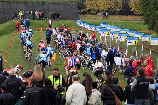 The junior men's field makes its way past the pits.