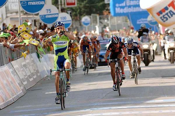 Franco Pellizotti (Liquigas) gets ready to salute