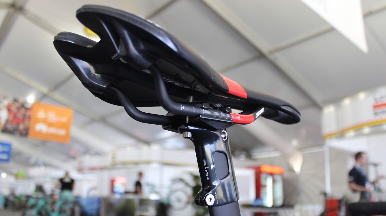 The saddle has a composite construction and carbon rails