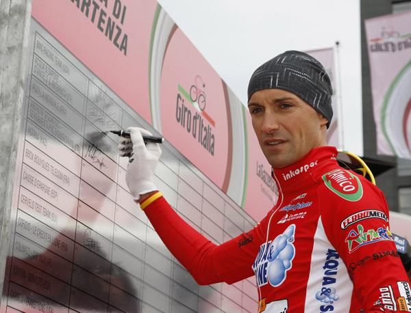 Stefano Garzelli signs in for stage 3