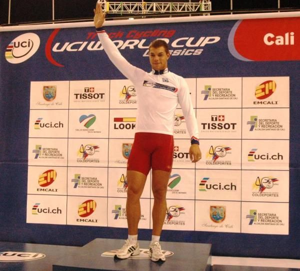 Kevin Sireau (Cofidis) collects the World Cup leader's jersey in the men's sprint.