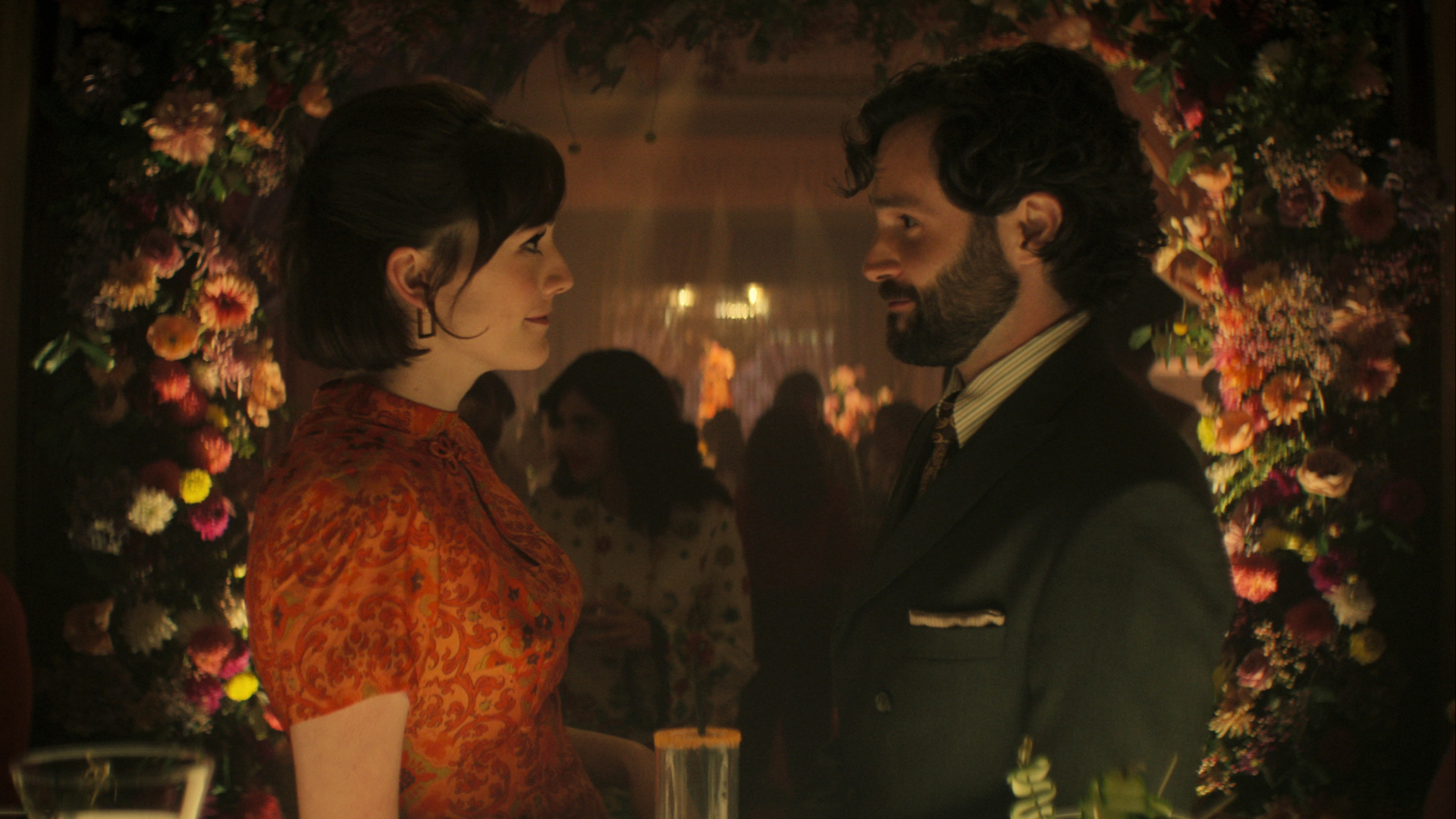 Charlotte Ritchie y Penn Badgley en You temporada 4 parte 2