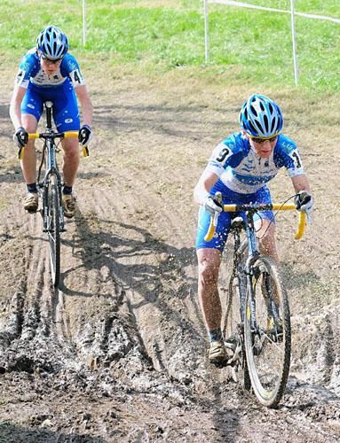 Alison Dunlap leading her team-mate Georgia Gould through some mud (Luna Pro Team).