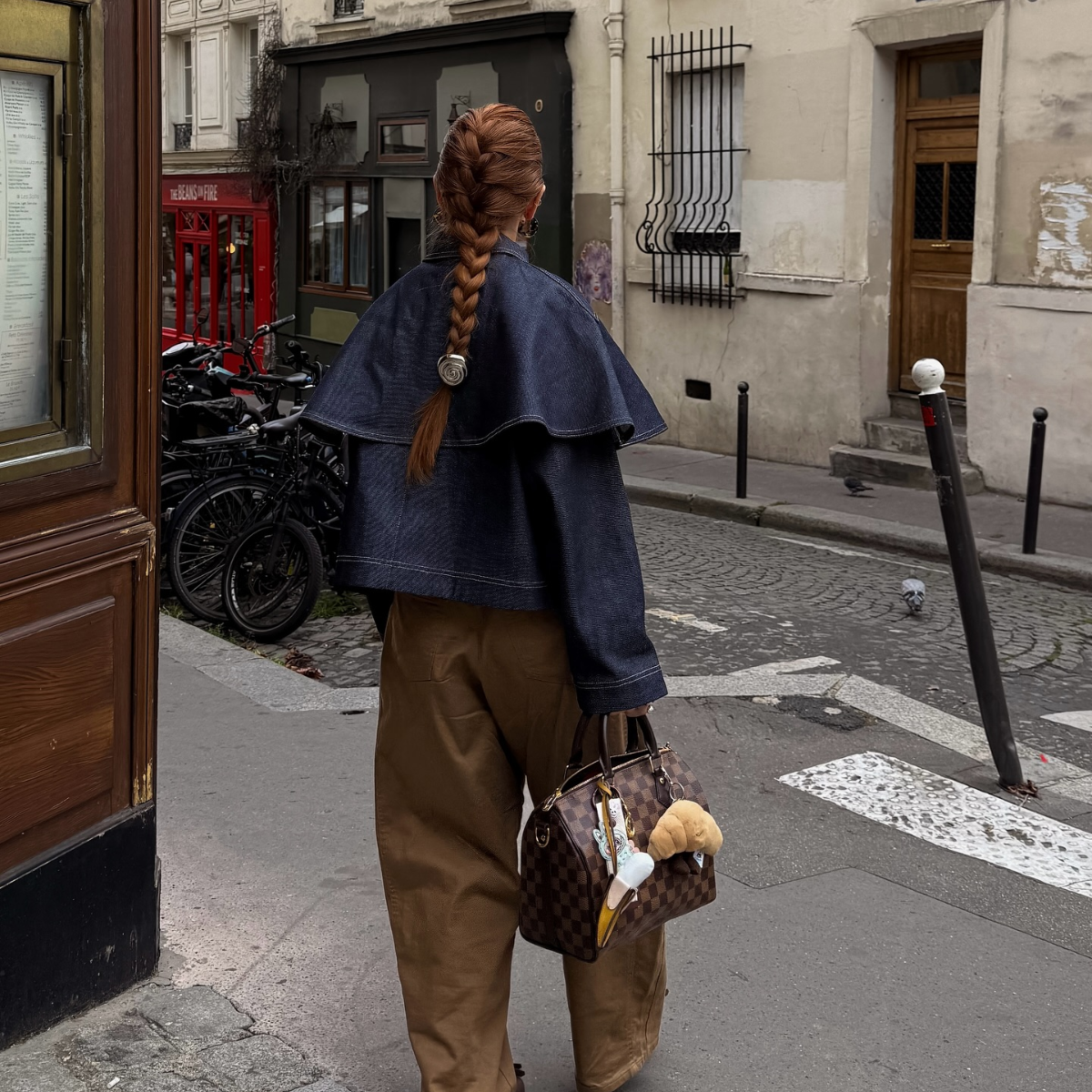 An image of @rebeccaferrazwyatt wearign a dated bag trend.