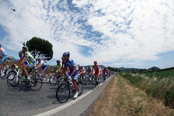The peloton en route to Anagni.