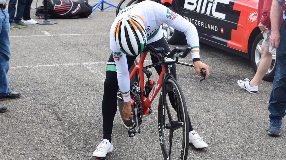 Nicolas Roche prepares his bike ahead of a course recce