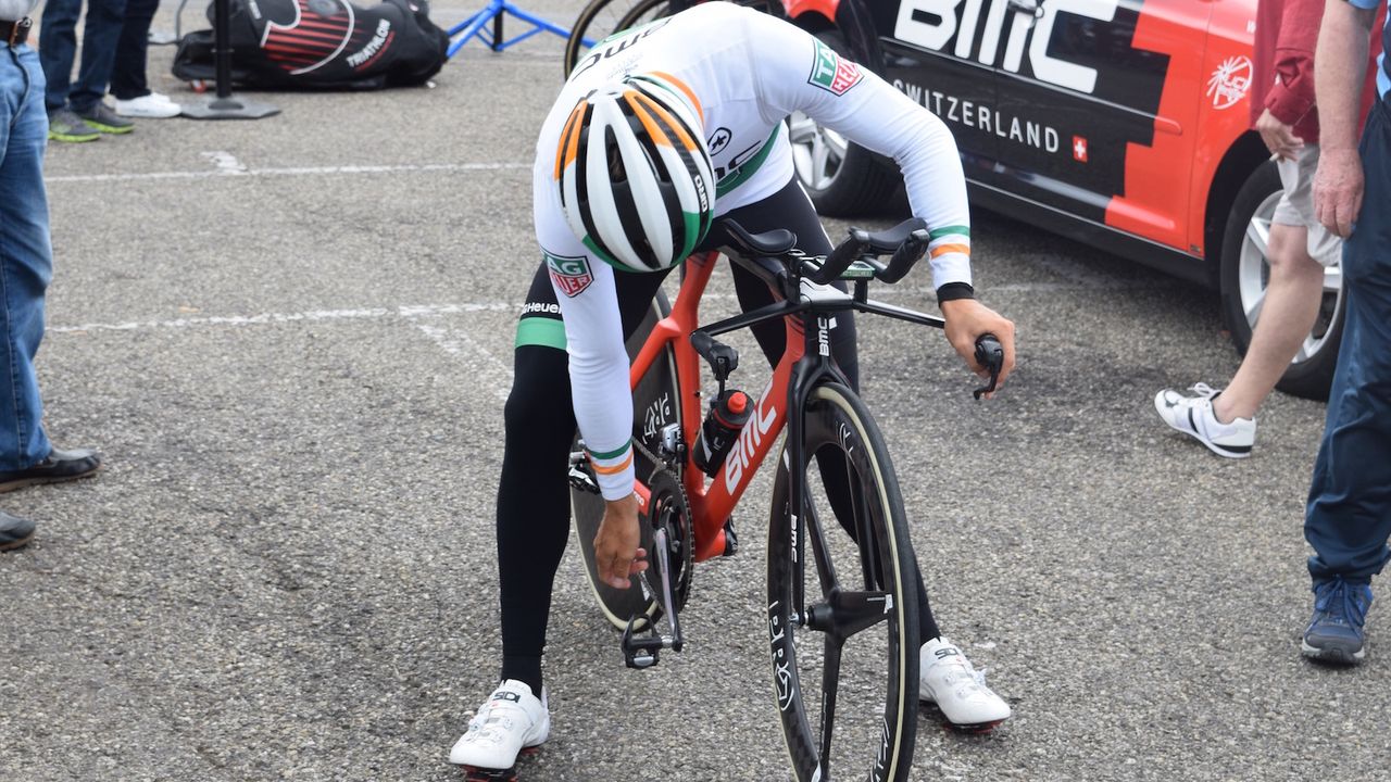 Nicolas Roche prepares his bike ahead of a course recce