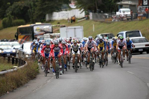 BCR-Pizza Hut-KHS-Powerade heads the peloton in defence of the leader's jersey.