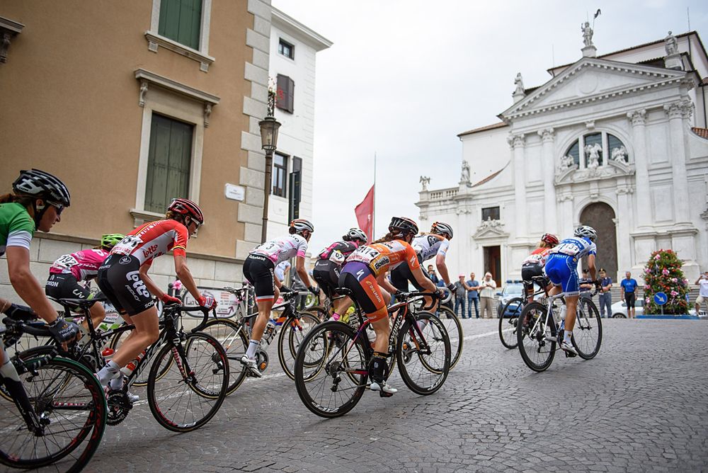 Climbing at Giro Rosa stage 2