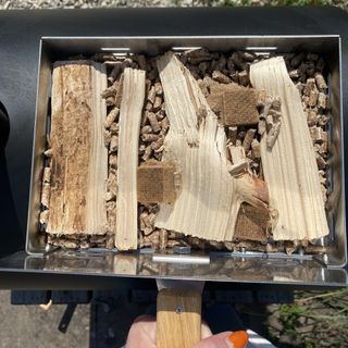 Kindling, wood pellets and natural firelighters in the Woody fuel tray