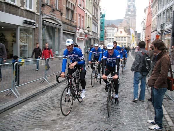 Team Quick Step proceeds to the sign in.