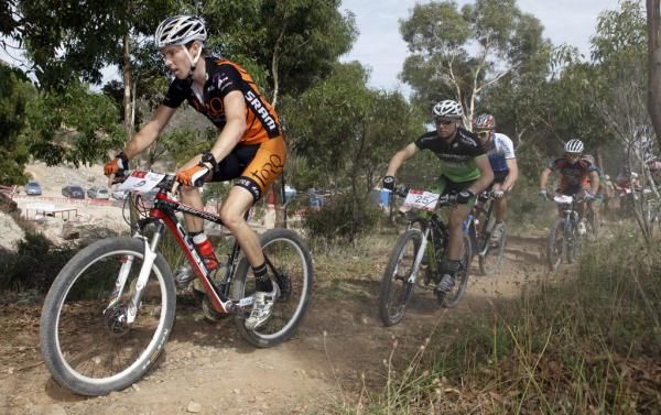 Ben Henderson leads the chasing pack