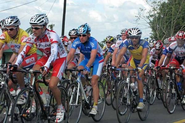 The peloton on stage three of the Vuelta Internacional a Costa Rica