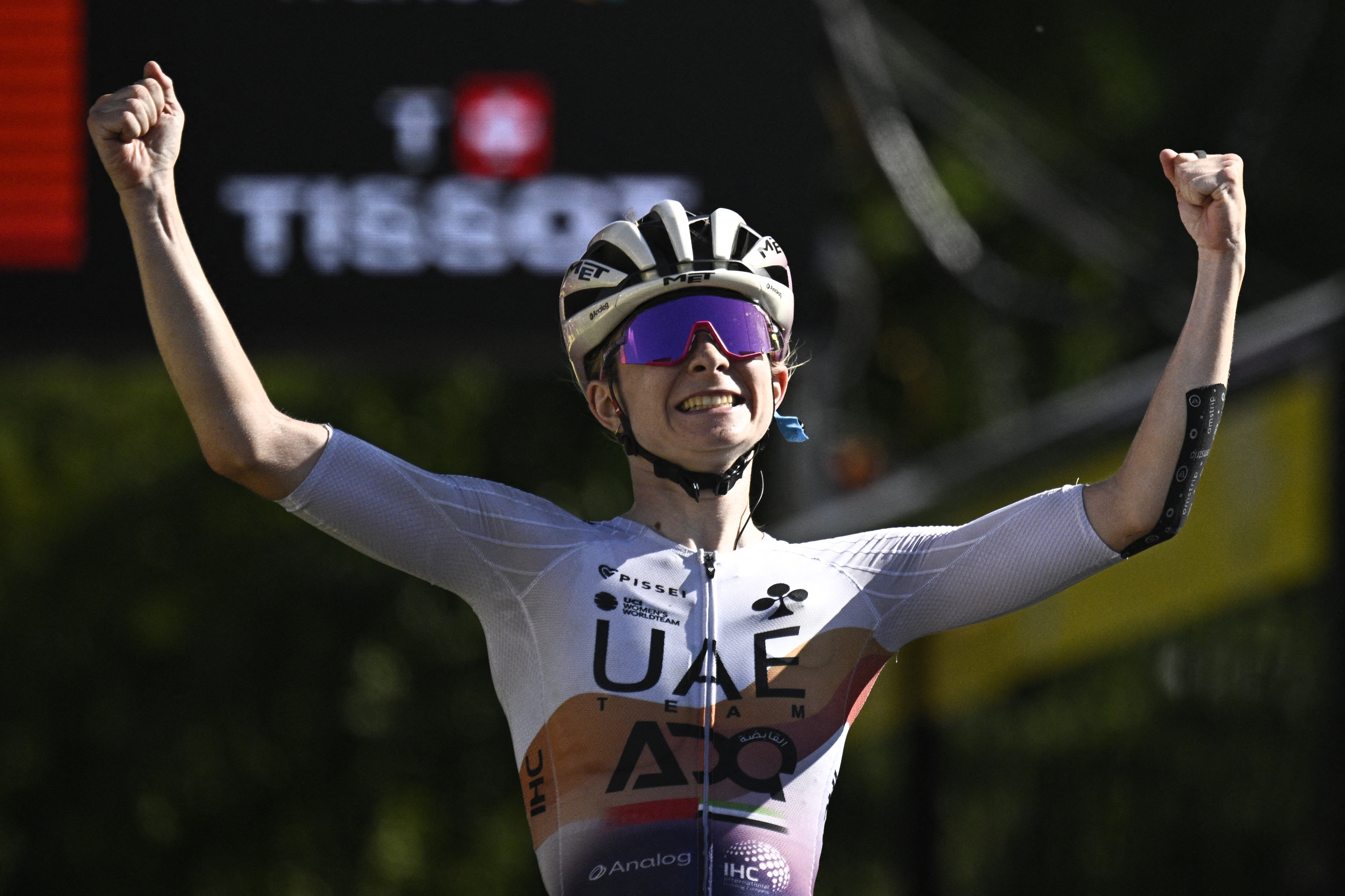 Maeva Squiban celebrates winning stage 7 of the Tour de France Femmes