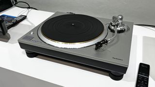 Technics SL-1300G på ett vitt bord.