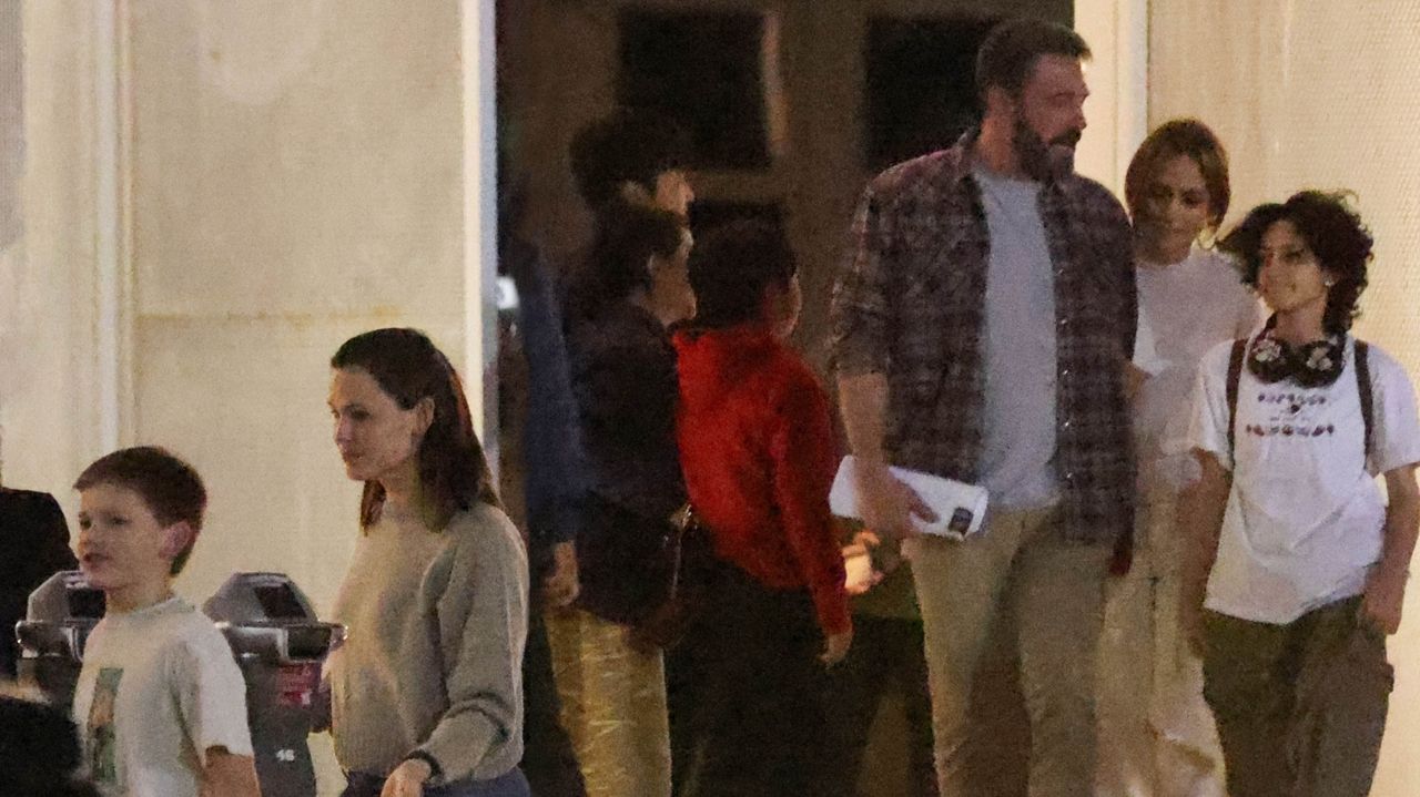 Jennifer Lopez, Ben Affleck and Jennifer Garner spending time together is blended family goals. 