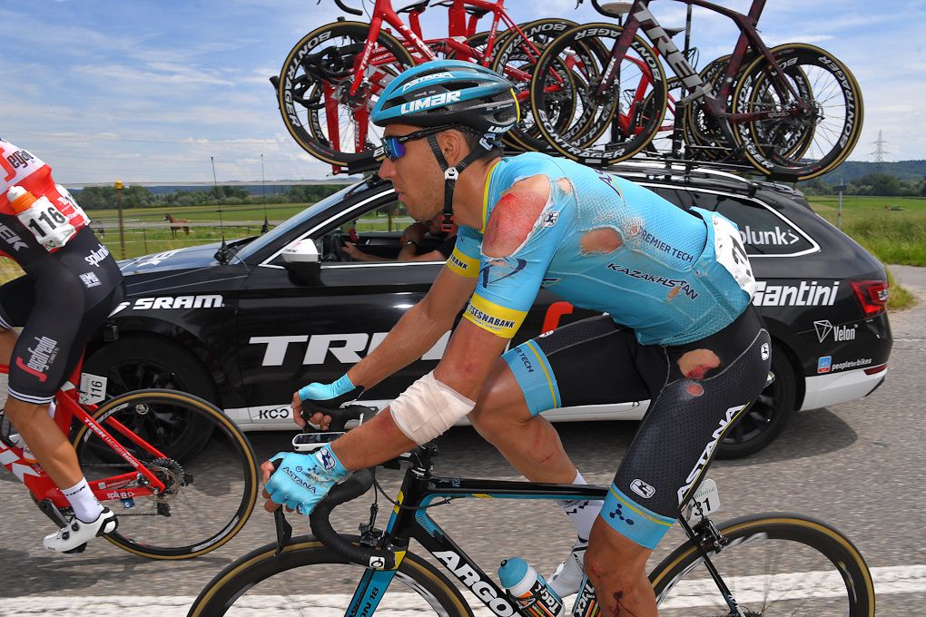 Omar Fraile's kit shows the signs of an earlier crash at Tour de Suisse