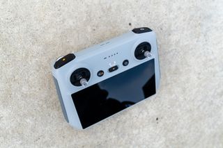 Yerde duran DJI Mini 3 Pro drone