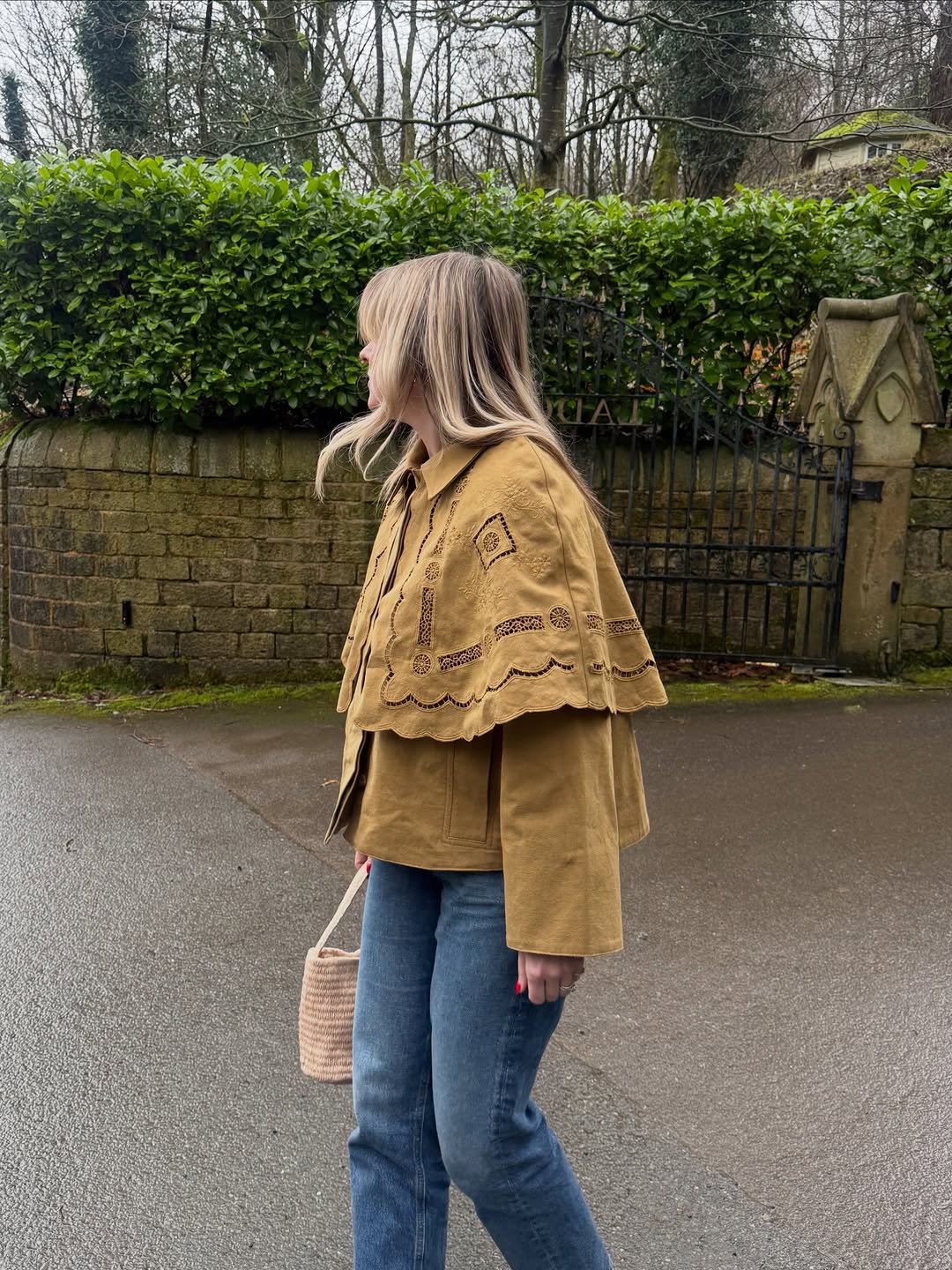 woman wearing spring jacket trend with jeans 2026