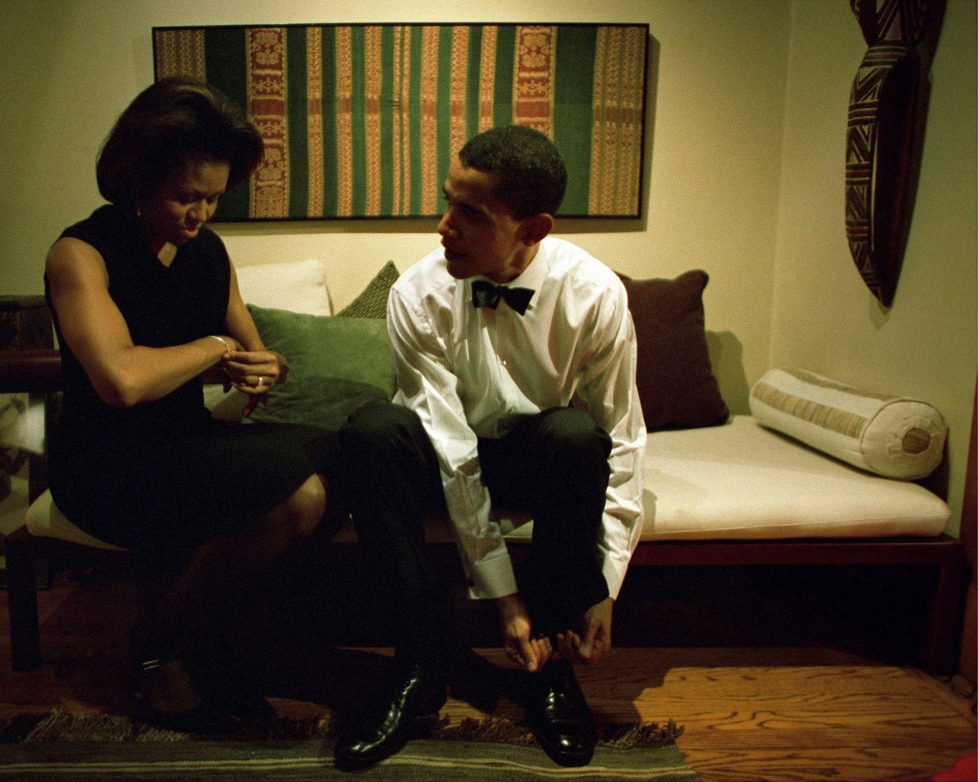 barack and michelle obama in their living room in 2004