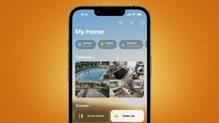 Un iPhone mostrando la app Casa sobre fondo naranja