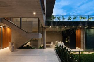 Indoor-outdoor living at Casa Floresta by Estúdio Zargos, a Belo Horizonte house with a modernist extension