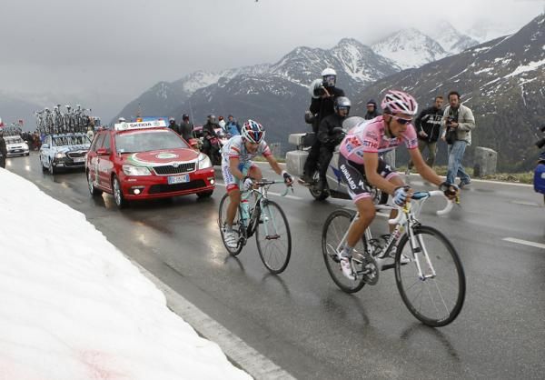 Alberto Contador (Saxo Bank) leads Jose Rujano (Androni)