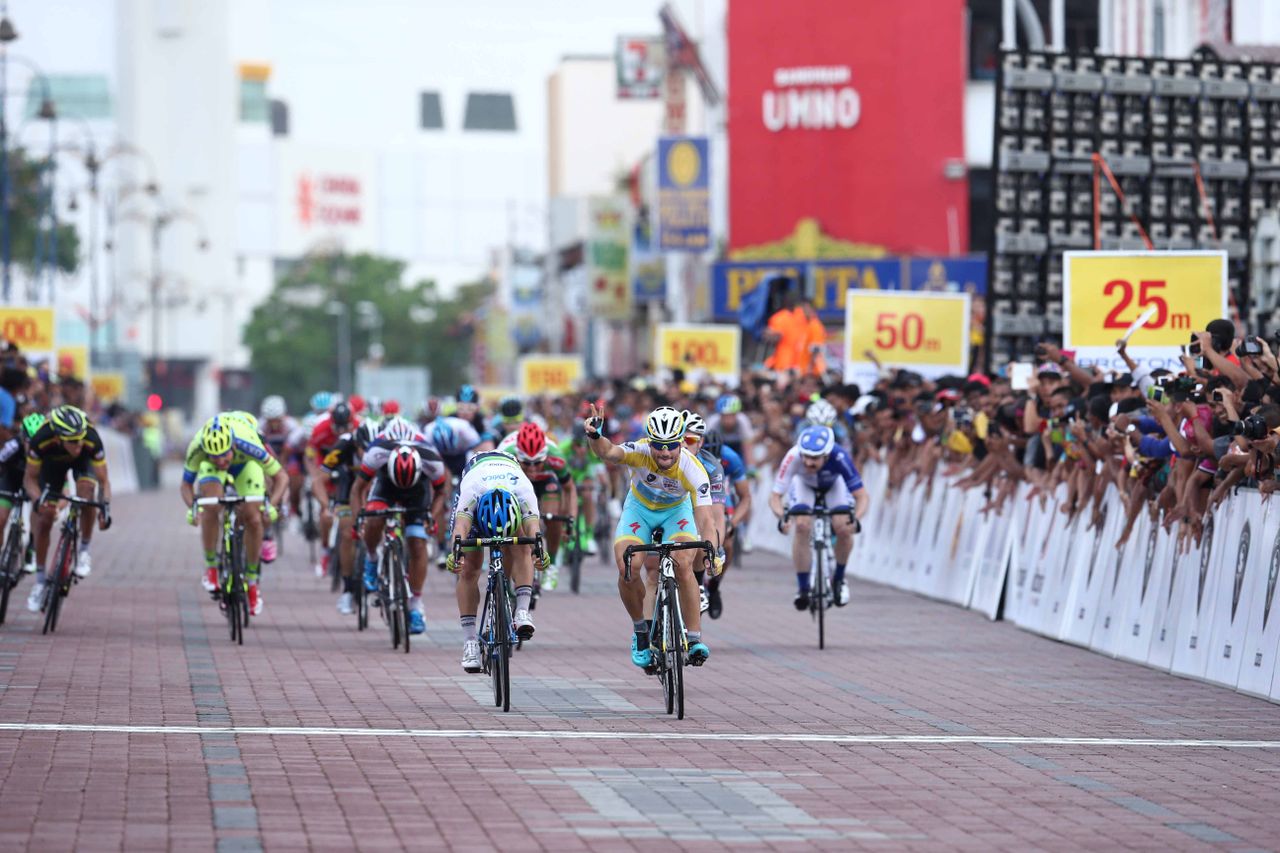 Andrea Guardini (Astana) wins stage two