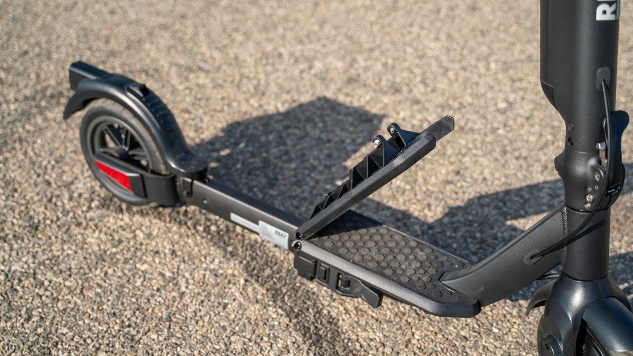 Riley Scooters RS3 outdoors in Los Angleles
