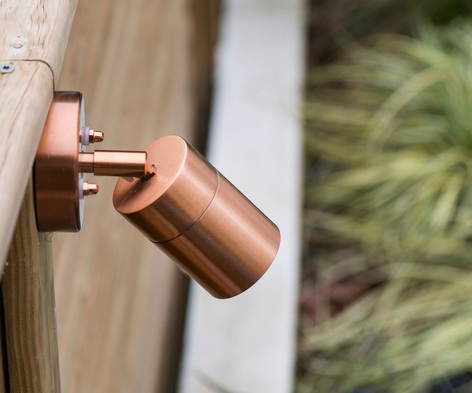 How to light a fence – 5 ways to make a fence brighter | Homes and Gardens