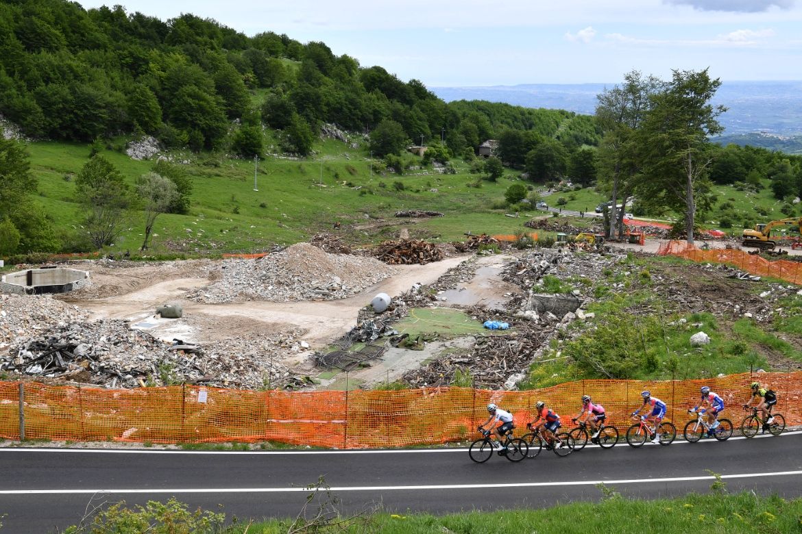Several teams work together at the head of the pelootn