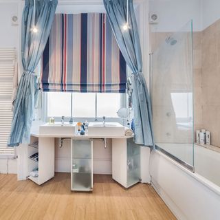 bathroom with bathtub and washbasin