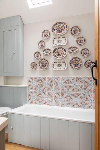 Bathroom with plates as wall decor