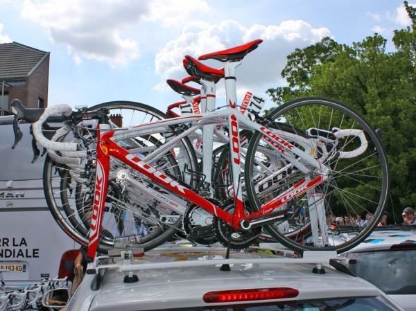 Cofidis rode their standard Look machines but swapped in box-section alloy wheels.