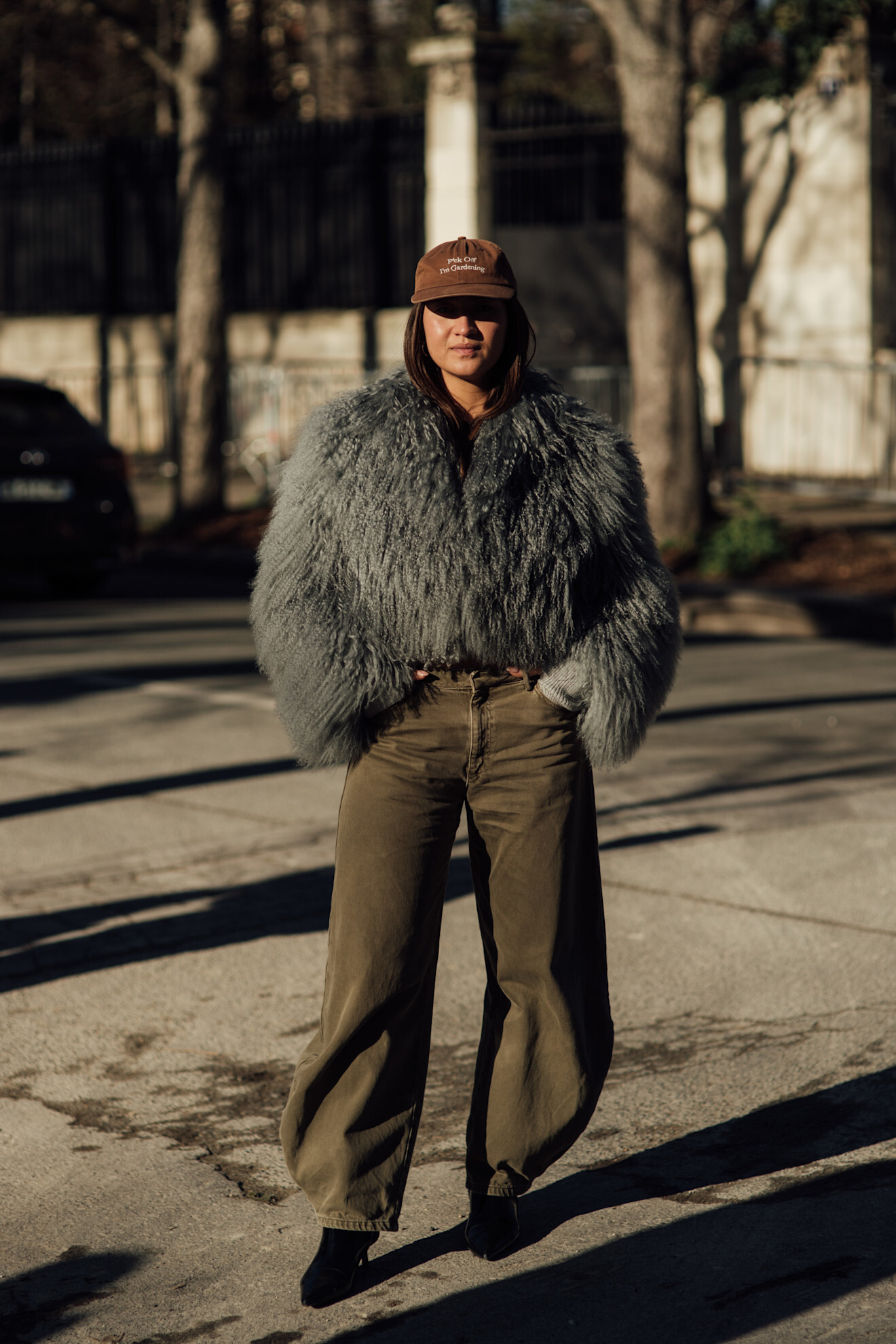 woman wearing barrel leg jeans