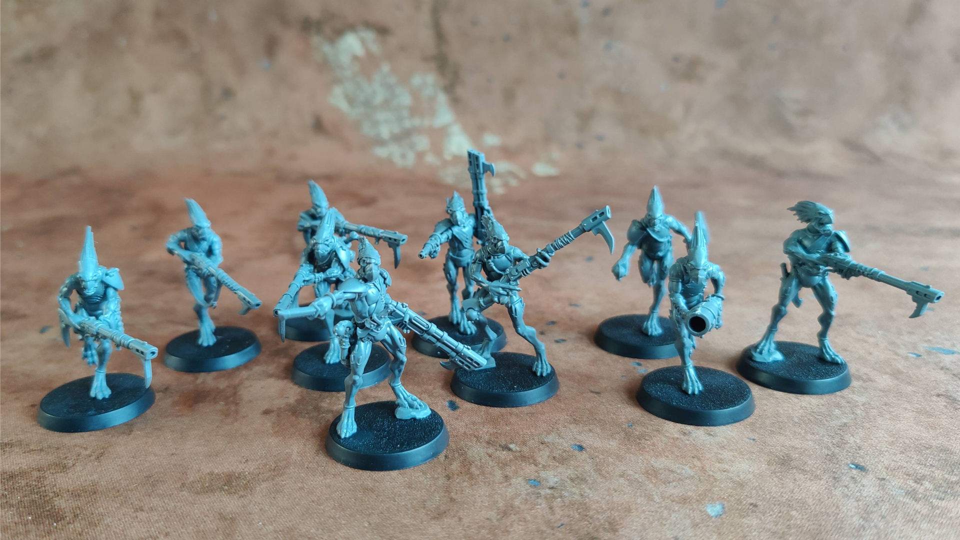 A collection of Kroot Carnivores on a wasteland battlefield