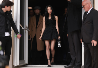 Jisoo attends the Dior show at Paris Fashion Week