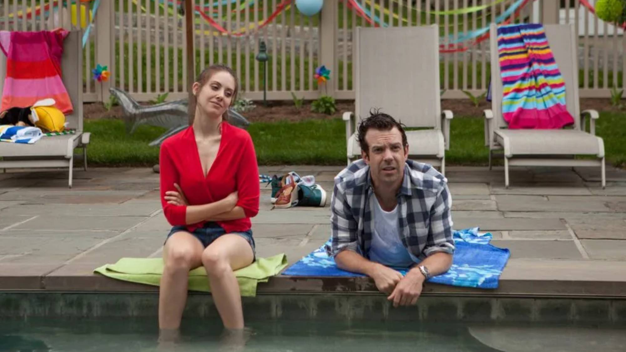 (L-R) Alison Brie as Elaine "Lainey" Dalton and Jason Sudeikis as Jake Harper in "Sleeping with Other People"